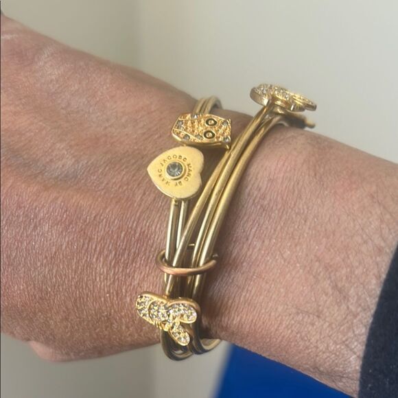 Marc Jacob's Signed Gold Tone Women's Bracelet - Picture 1 of 4